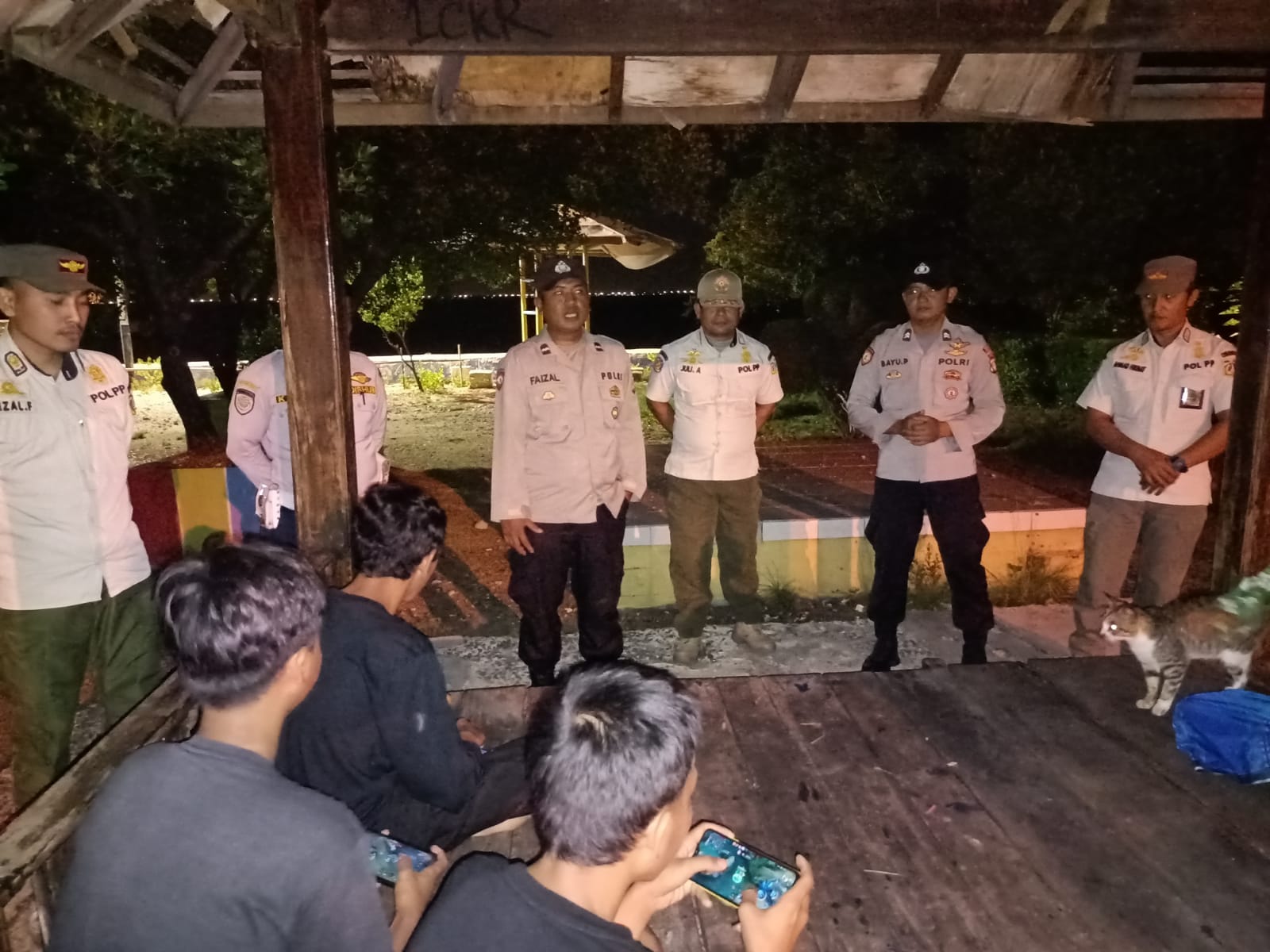 Patroli Malam Polsek Kepulauan Seribu Selatan Himbau Remaja Pulau Untung Jawa untuk Tidak Keluar Rumah hingga Larut Malam