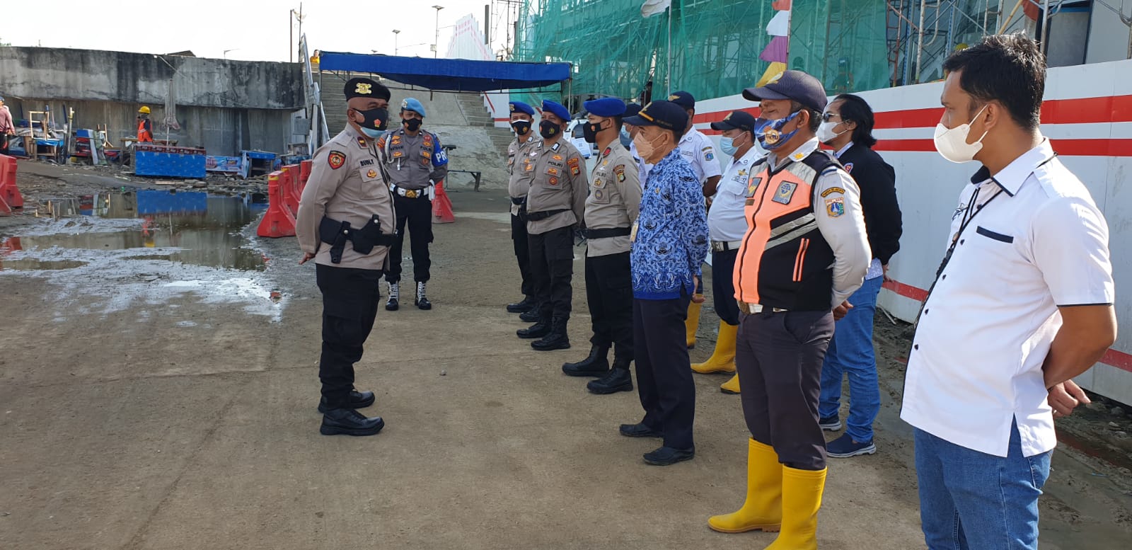 Polres Kep Seribu Wajibkan 176 Penumpang Kapal Ke Pulau Scan Barcode Peduli Lindungi di Pelabuhan Kaliadem Muara Angke