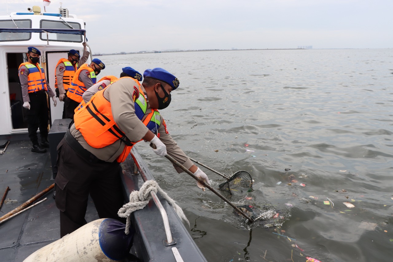 Sambil Patroli Perairan, Satpolair Polres Kepulauan Seribu Bersihkan Sampah Di Laut