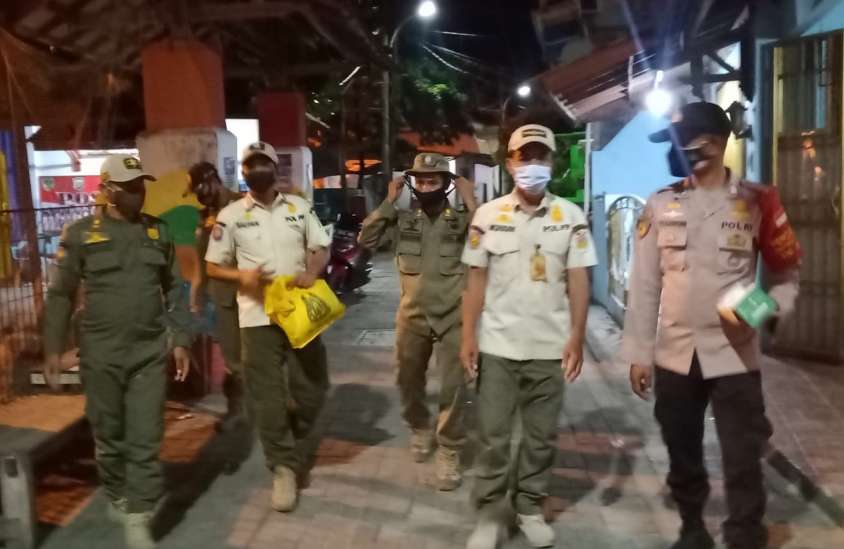 Polsek Kep Seribu Utara Bersama Tiga Pilar Giatkan Patroli Malam Pengawasan ProKes di Pulau Panggang