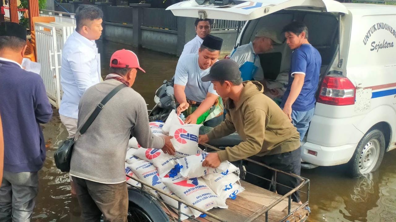 Banjir Rendam Beberapa Desa di Kecamatan Tanjung Pura dan Besitang, DPD Perindo Langkat Beri Bantuan Beras