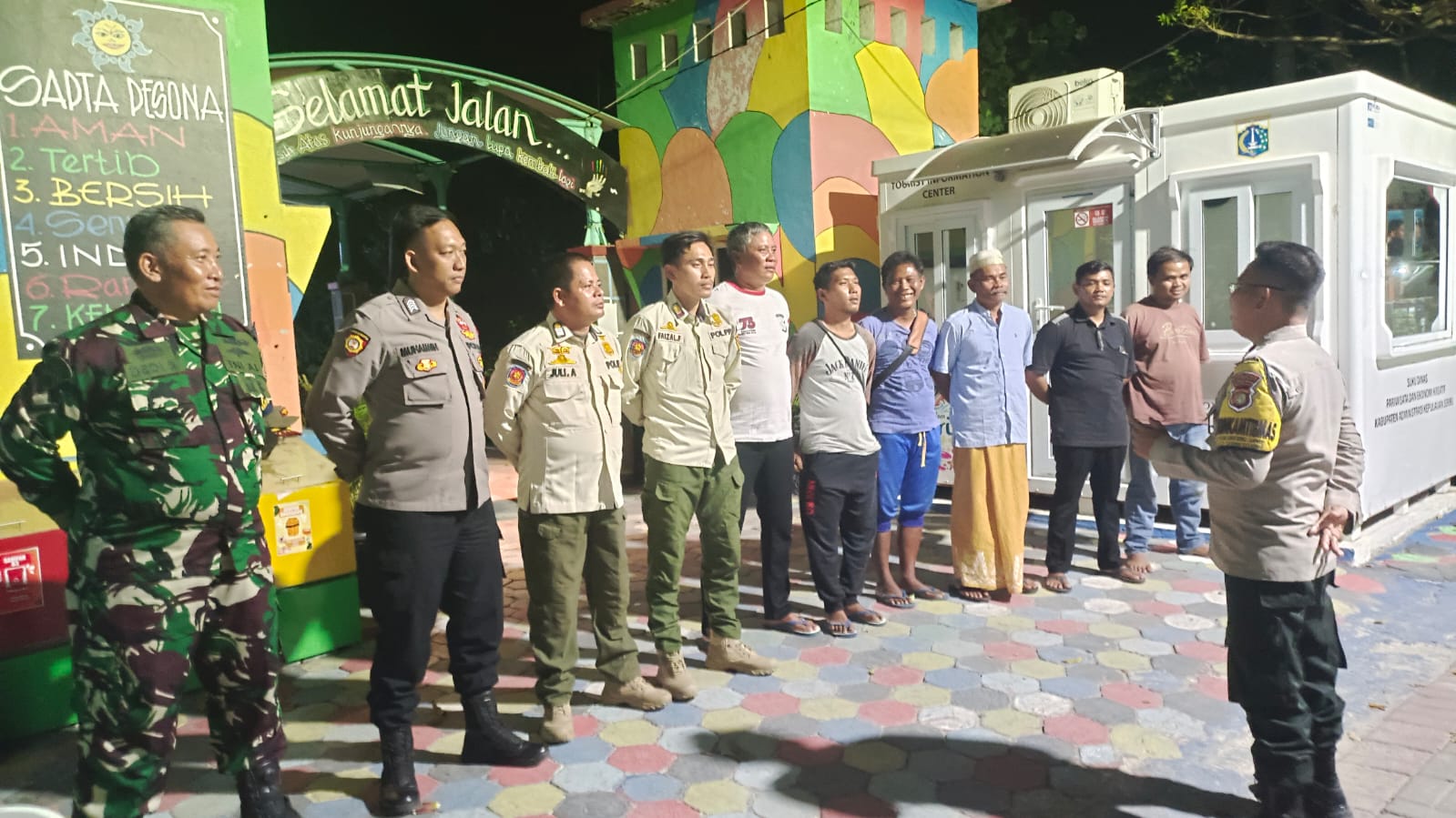 Polsek Kepulauan Seribu Selatan Bersama TNI, Satpol PP, dan Warga Galang Kesadaran Poskamling di Pulau Untung Jawa Menjelang Pemilu 2024