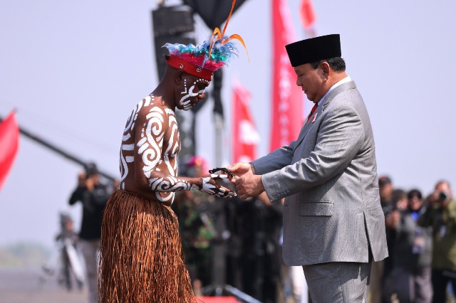 Bangga, Prabowo Berikan Jam Tangannya ke Anggota Komcad Asal Fakfak