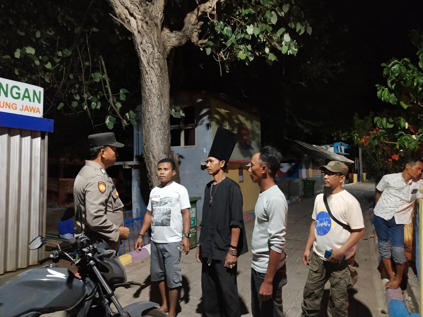 Polsek Kepulauan Seribu Selatan Lakukan Patroli Malam Dialogis: Himbau Kenakalan Remaja dan Ajak Warga Berpartisipasi dalam Menjaga Kamtibmas