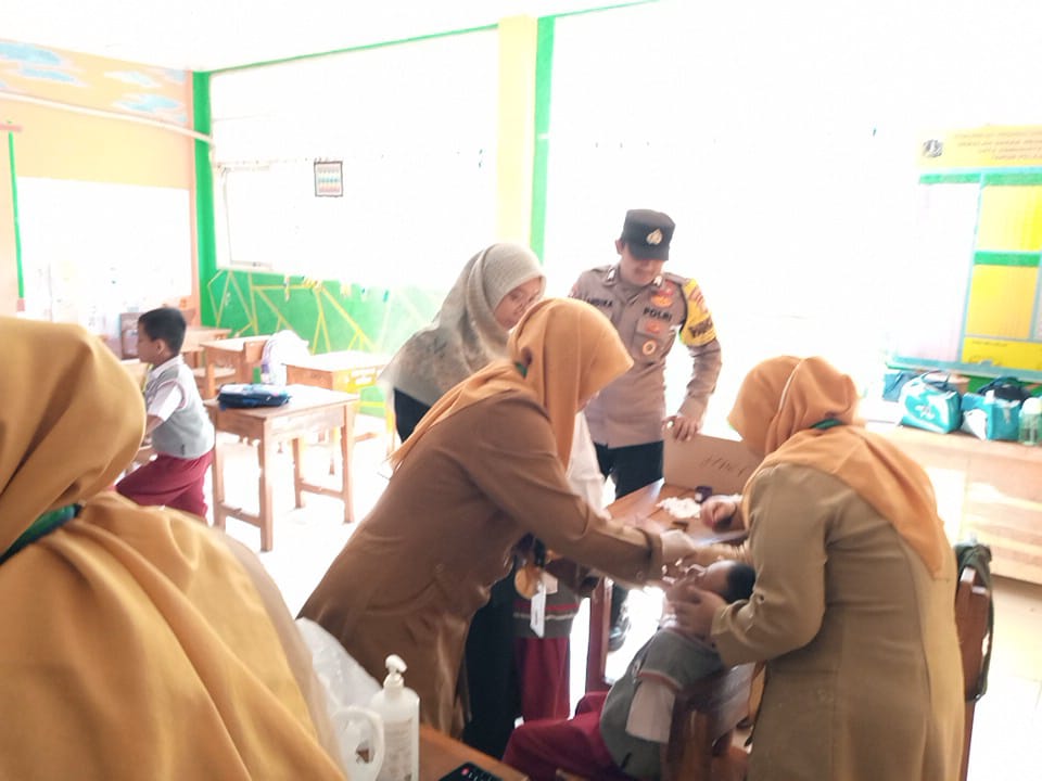 Bhabinkamtibmas Pulau Tidung Briptu Andika Fajar Dampingi Imunisasi Polio Dosis 2 untuk Balita di Pulau Tidung