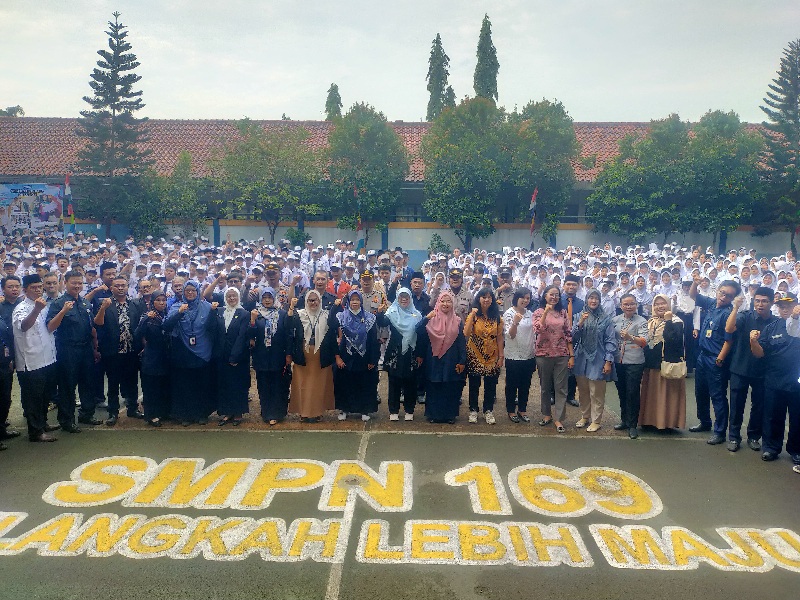 Komitmen Bersama di SMPN 169, Kapolsek Kalideres dan 63 Kepala Sekolah serta Ratusan Pelajar Se Kec Kalideres, Teken MoU Anti-Tawuran dan Kekerasan