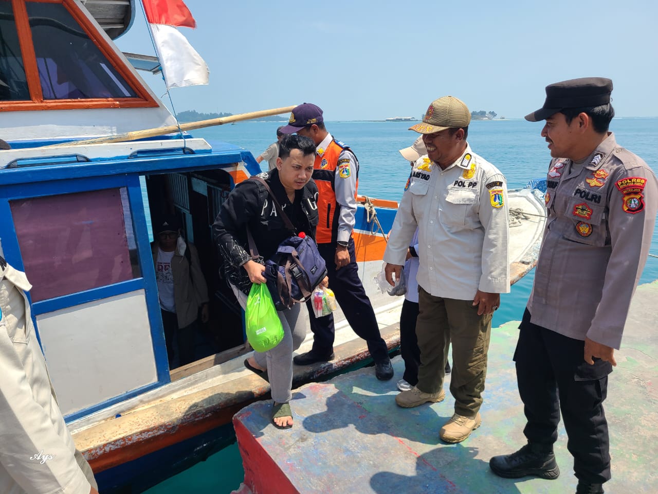 Polsek Kepulauan Seribu Utara dan Satpol PP Kelurahan Pulau Pramuka Kolaborasi Amankan Kedatangan Kapal Penumpang di Dermaga Pulau Pramuka