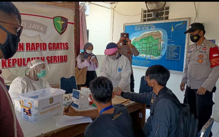 Cegah Covid-19, Polsek Kep Seribu Selatan Rapid Tes Gratis Pendatang Di Posko KTJ Pulau Untung Jawa