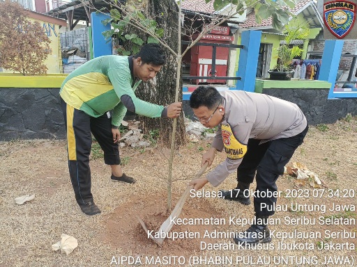 Bhabinkamtibmas Pulau Untung Jawa, Aipda Masito, Giat Tanam Pohon untuk Bersihkan Udara dan Hijaukan Lingkungan