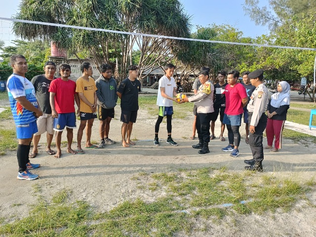 Kapolsek Kepulauan Seribu Selatan Donasikan Alat Olahraga kepada Karang Taruna Pulau Pari