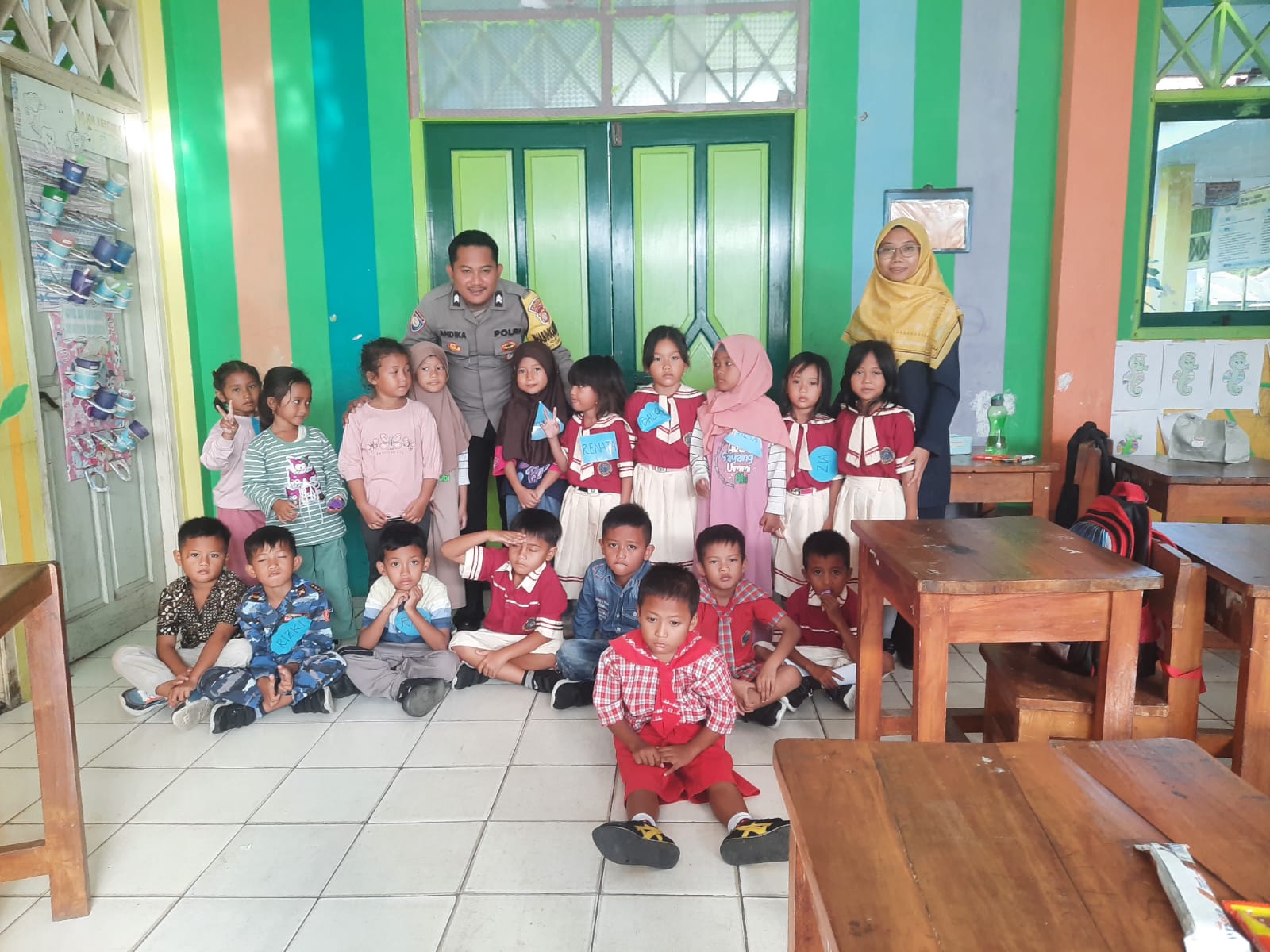 Bhabinkamtibmas Pulau Tidung Adakan Pembinaan dan Penyuluhan untuk Calon Didik Baru SDN 04 dalam Masa Pengenalan Lingkungan Sekolah