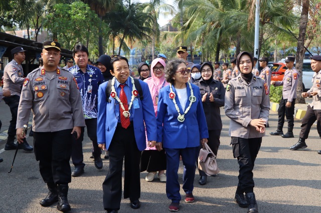 Kapolres Kepulauan Seribu AKBP Jarot Sungkowo Menerima Tim Surveiyor LPA- PK di Klinik Pratama Polres Kepulauan Seribu