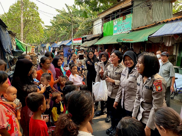 Sambut HUT Humas Polri Ke-72, Bid Humas Polda Metro Jaya Gelar Baksos Pemberian Air Bersih, Pembagian Sembako dan Pengecekan Kesehatan Gratis