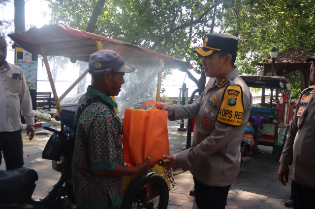 Kapolres Kepulauan Seribu Gelar “Jumat Peduli” di Pulau Harapan, Bagikan Sembako untuk Nelayan dan Pengemudi Bentor