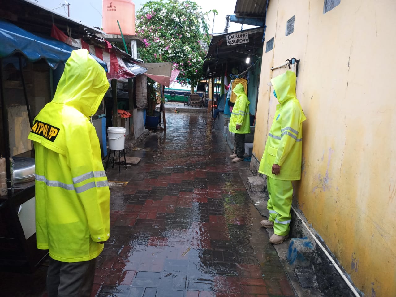 Polsek Kep Seribu Utara Terjunkan Personel Bantu Warga Terdampak Banjir Rob