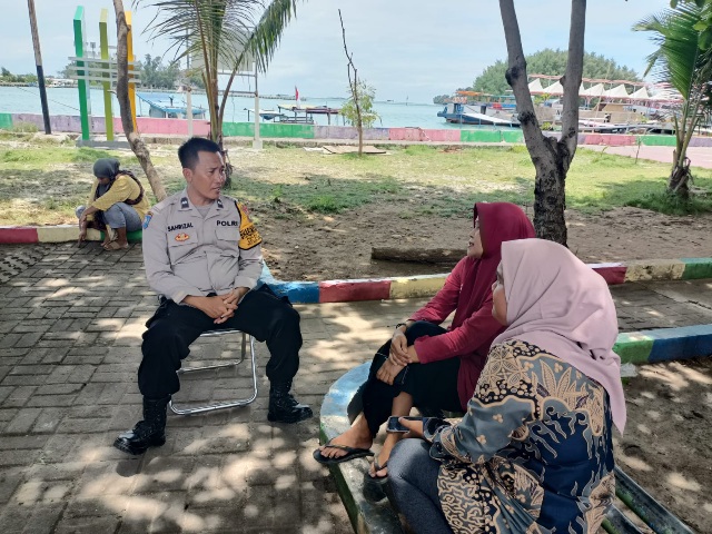 Aipda Sahrizal Bhabinkamtibmas Sosialisasikan Pencegahan Stunting dan Lawan Informasi Palsu di Pulau Kelapa