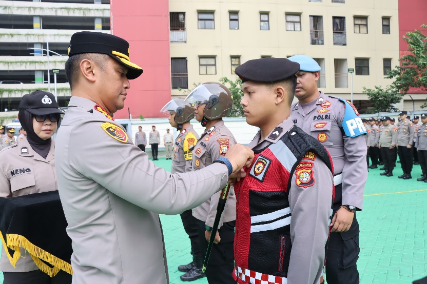 Tingkatkan Keselamatan Personel, Kapolres Metro Jakarta Barat Berikan 500 Helm, Rompi, dan Bodycam