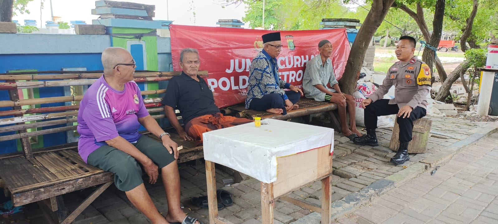 Jumat Curhat, Bhabin Pulau Untung Jawa Kumpul Santai Bersama Tomas dan Warga