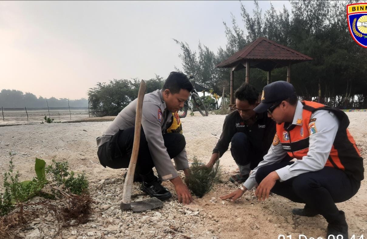 Polsek Kepulauan Seribu Selatan Ikut Serta dalam Kegiatan Penanaman Pohon "Birukan Langit Jakarta" di Pulau Pari