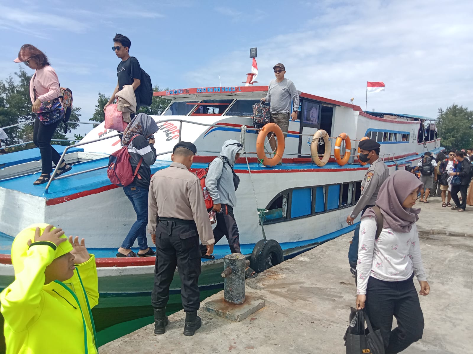 Polsek Kepulauan Seribu Utara Laksanakan Pengamanan Dermaga Pulau Kelapa untuk Antisipasi Gangguan Kamtibmas