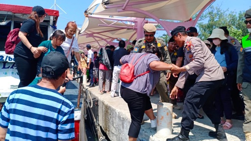 Anggota Pos Pengamanan Ketupat Jaya 2023 Polres Kepulauan Seribu Bantu Penumpang Turun Dari Kapal