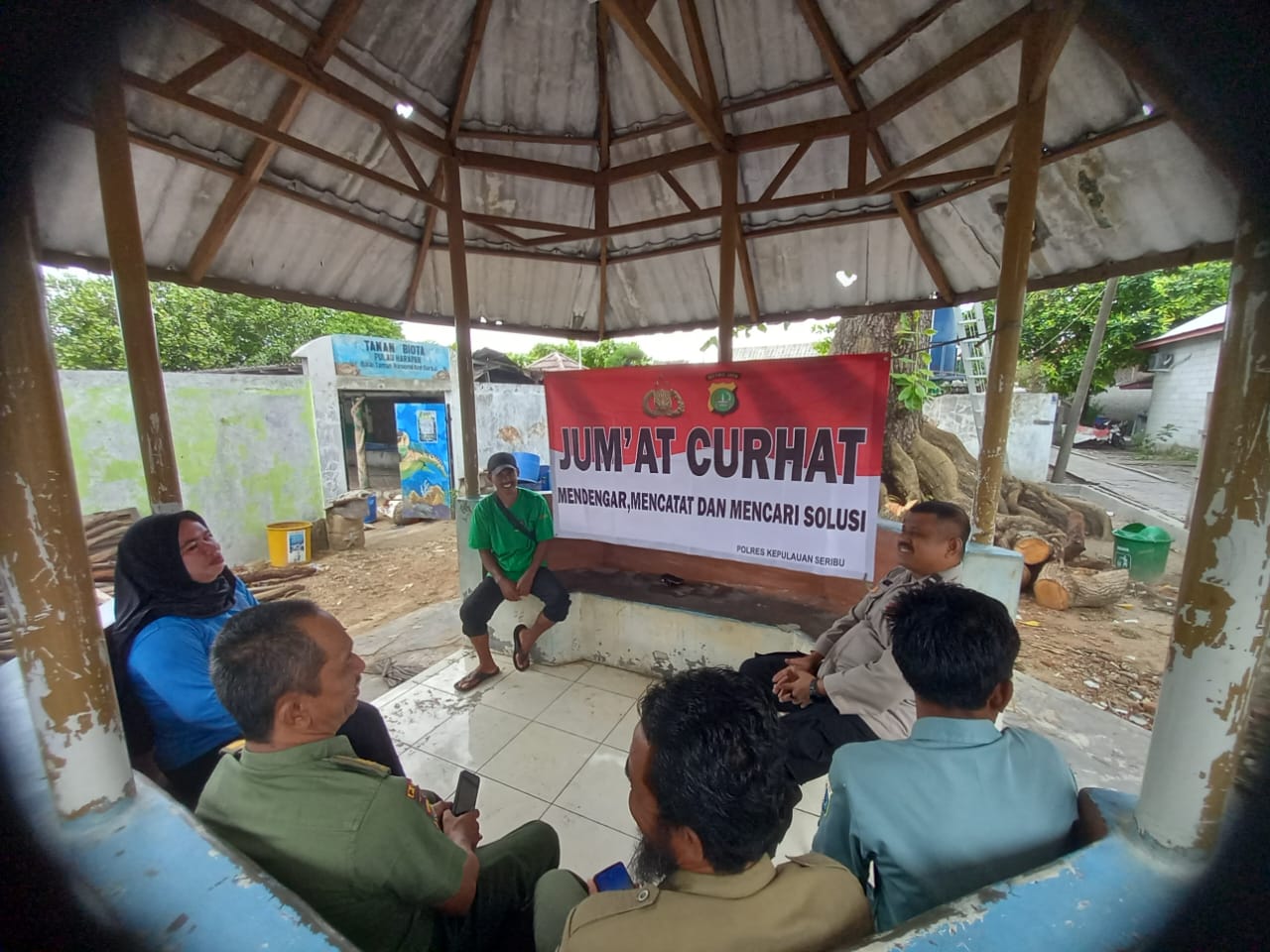 Bhabinkamtibmas Pulau Harapan Gencar Lakukan Jumat Curhat, Tindaklanjuti Keluhan Masyarakat untuk Perbaiki Kamtibmas