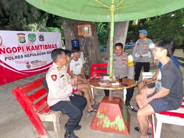 Kapolsek Kepulauan Seribu Selatan Gelar Ngopi Kamtibmas Bersama Warga Pulau Tidung, Ajak Warga Jaga Keamanan Jelang Pilkada 2024