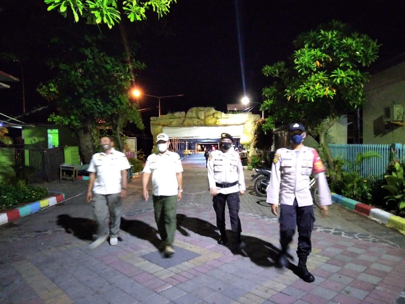 Pospam Ops Lilin Jaya 2021 di Wlayah Polsek Kep Seribu Utara Giatkan Patroli Malam Hari Lakukan Pengawasan ProKes