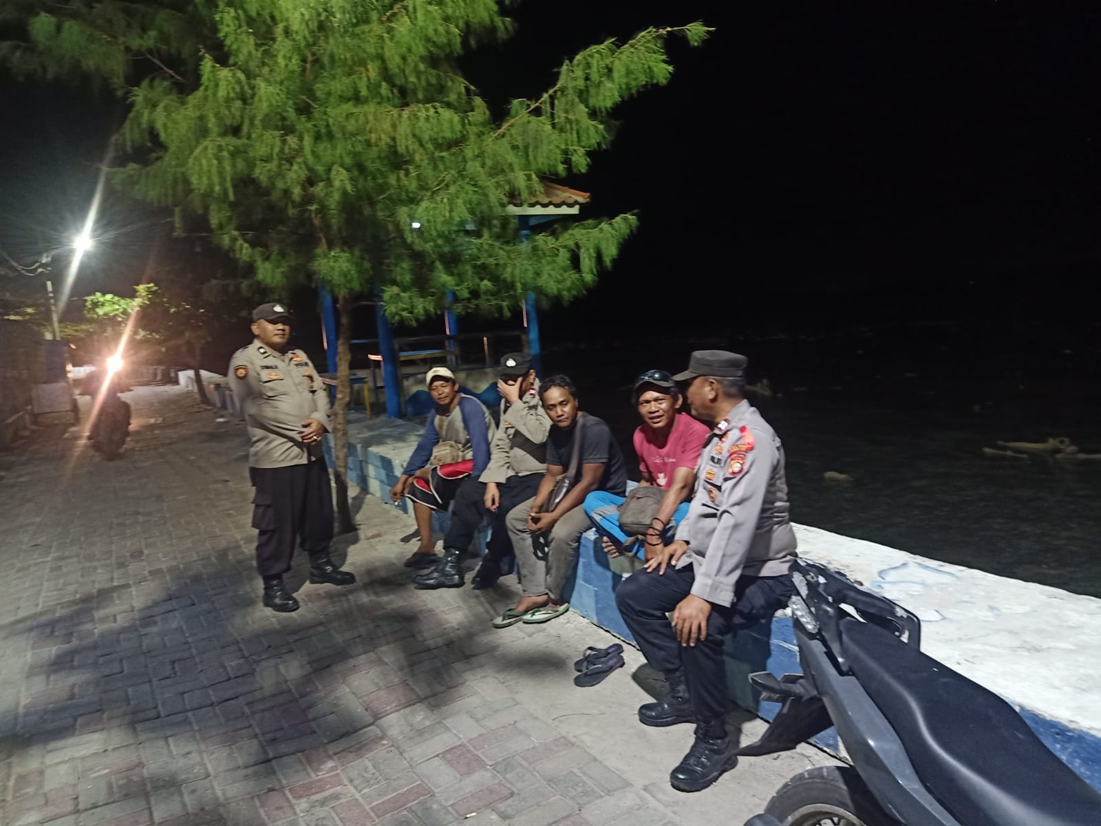 Polsek Kepulauan Seribu Utara Giat Patroli Malam Dialogis di Pulau Pramuka