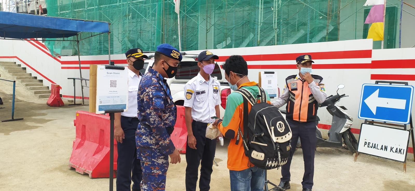 Ke Pulau Seribu, 239 Penumpang Kapal Scan Barcode Peduli Lindungi di Pelabuhan Kaliadem Muara Angke