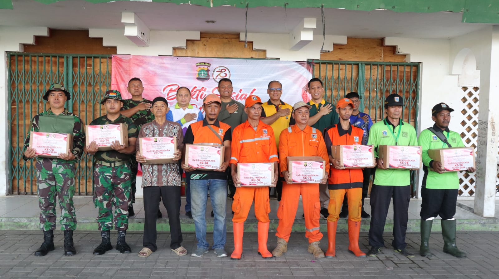 Kegiatan Penanaman Pohon  dan Bakti Religi di Masjid Babah Alun dalam Rangka Hari Bhayangkara ke-78