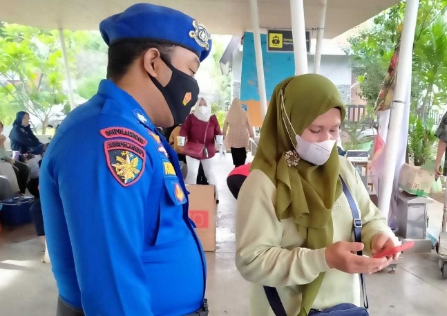 119 Wisatawan Ke Pulau Seribu Scan Barcode Peduli Lindungi di Dermaga Marina Ancol