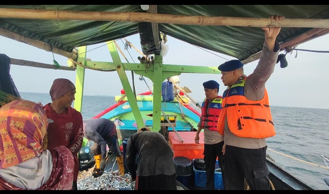 Team Patroli Laut Polair Polres Kepulauan Seribu Himbau Keselamatan Berlayar di Perairan Pulau Ayer