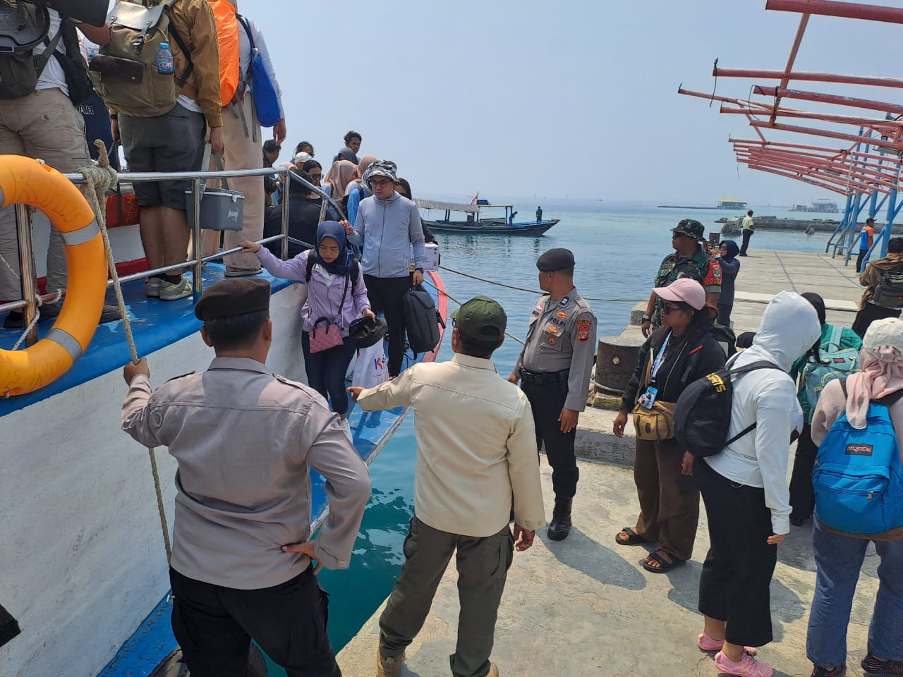 Polsek Kepulauan Seribu Utara Gelar Pengamanan Dermaga, Humanis Bantu Penumpang dan Cegah Narkoba