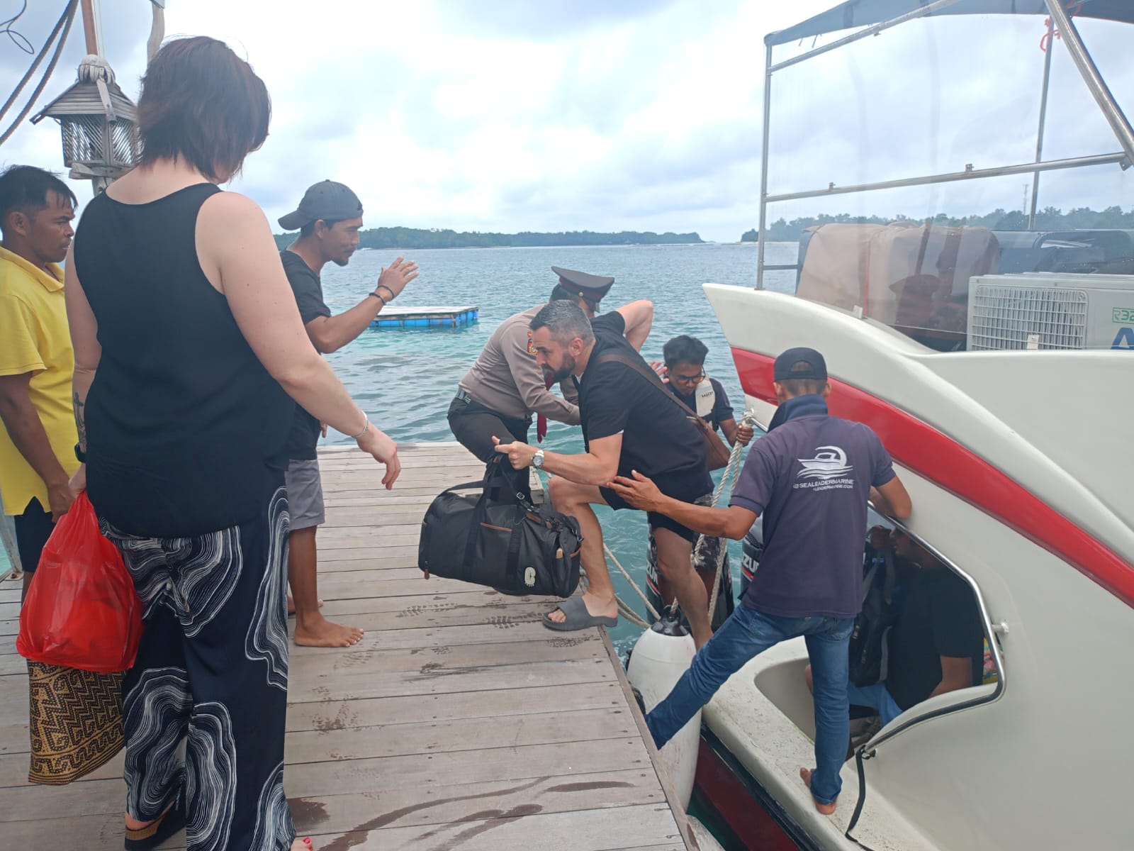 Polisi Humanis: Sat Pam Obvit Polres Kepulauan Seribu Bantu Wisatawan Turun dari Kapal di Dermaga Pulau Macan