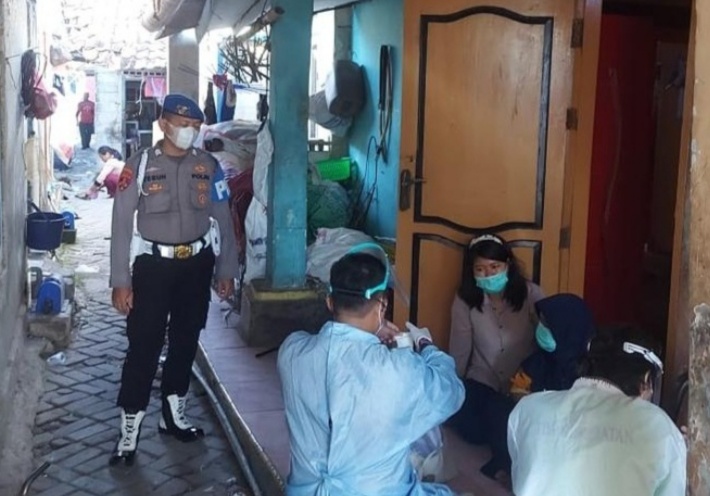 Sambangi Warga Belum Vaksin, Polsek Kep Seribu Selatan bersama Nakes Lakukan Vaksinasi Door to Door