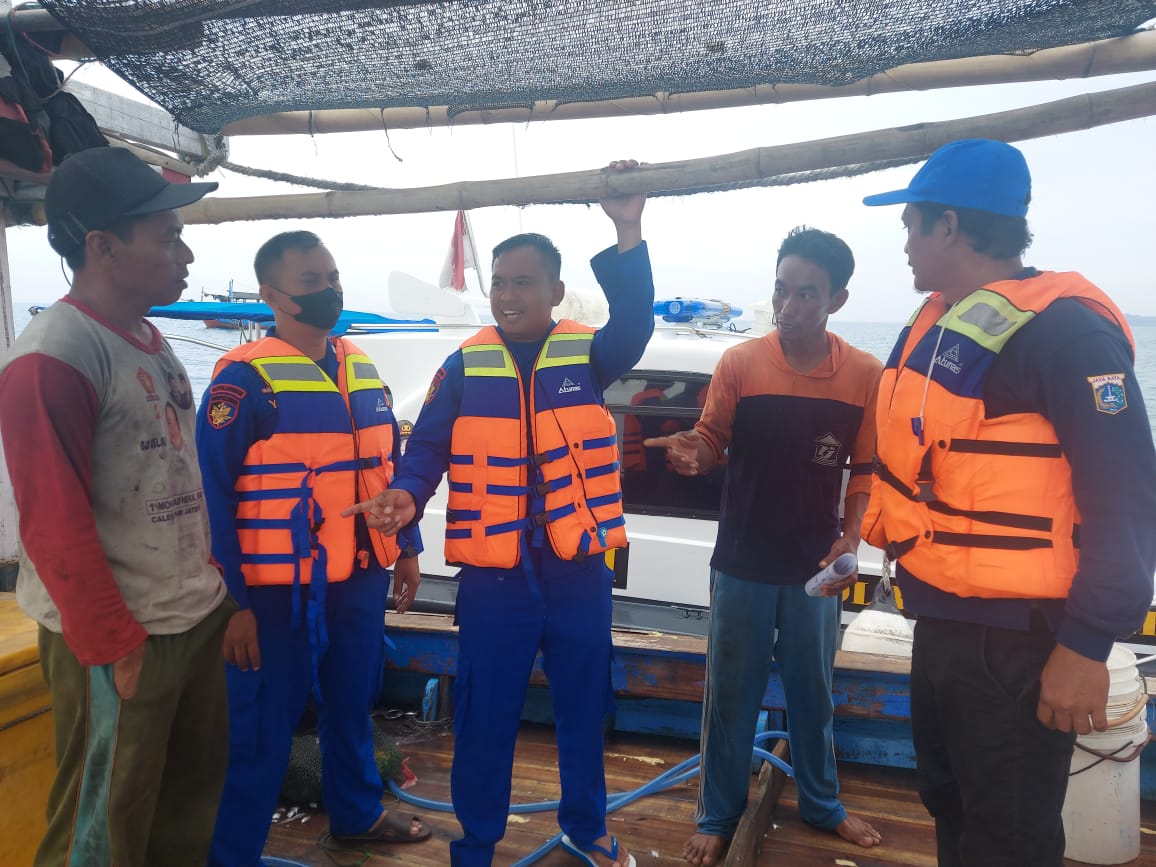 Patroli Perairan Sat Polair Polres Kepulauan Seribu, Menjaga Nelayan Tetap Aman