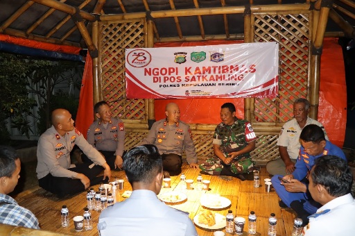 Kapolres Kepulauan Seribu Cek Poskamling dan Gelar Ngopi Kamtibmas di Pulau Untung Jawa