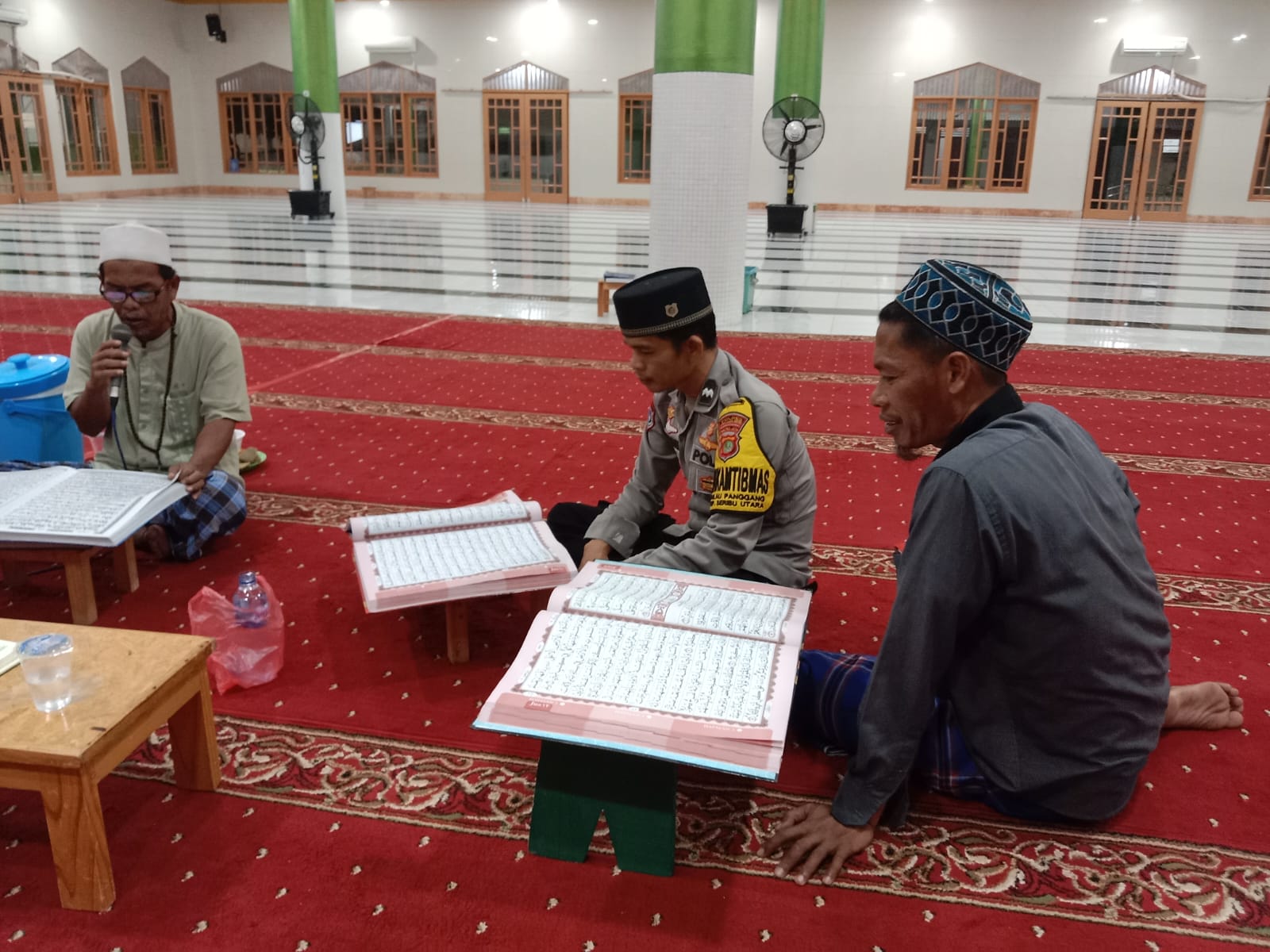 Bhabinkamtibmas Pulau Panggang Sambut Bulan Ramadhan dengan Giat Hataman dan Tadarus Al-Qur'an