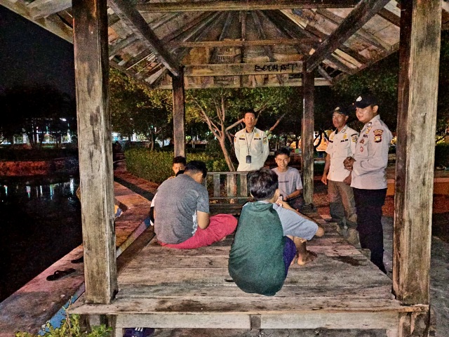 Polsek Kepulauan Seribu Selatan Gencar Patroli Malam: Ajak Remaja Bijak, Warga Jaga Kamtibmas, dan Sosialisasi Call Centre Polri 110