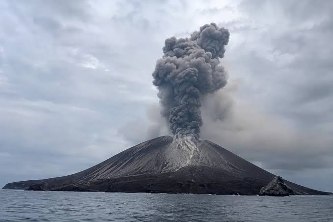 Abu Vulkanik Gunung Anak Krakatau Tutup 8 Bandara, Penerbangan Dialihkan