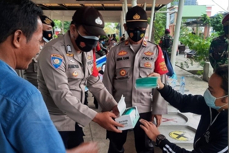 4000 Masker Medis Gratis Dibagikan Polres Kep Seribu & Polsek Jajarannya