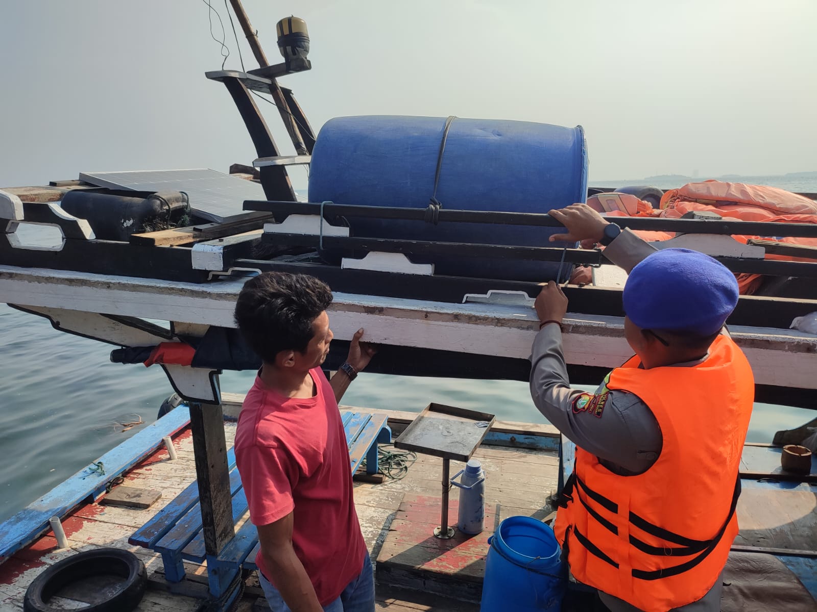 Patroli Laut Satpolair Polres Kepulauan Seribu Himbau Keselamatan Berlayar dan Sukseskan Pemilu 2024 di Perairan Pulau Harapan