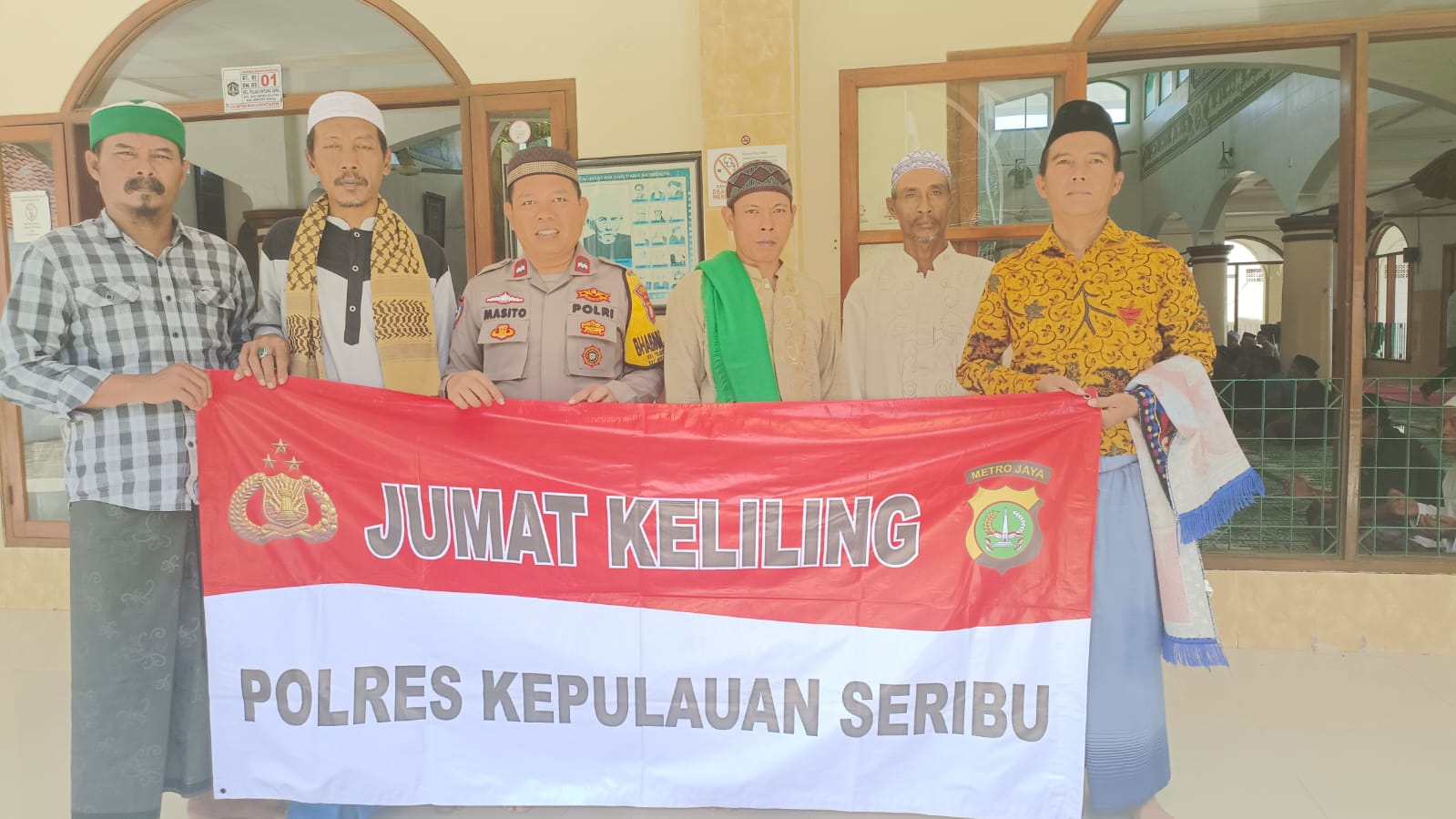 Bhabinkamtibmas Pulau Untung Jawa, Polres Kepulauan Seribu, Ajak Warga Jaga Kedamaian Pasca Pemilu Melalui 'Jumat Keliling'