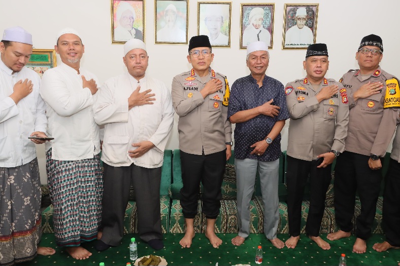 Jelang Pelantikan Presiden dan Wakil Presiden 2024, Kapolres Metro Jakarta Utara Salat Subuh Keliling