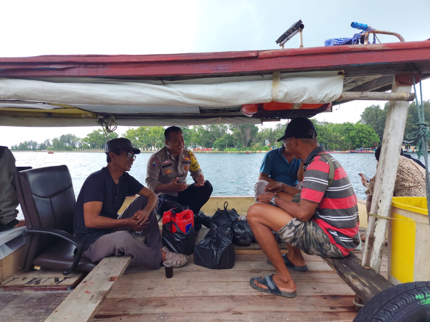 Sambang, Pak Bhabin Imbau Jaga Kamtibmas dan Ingatkan Penggiat Kapal Ojek Prioritaskan Keamanan