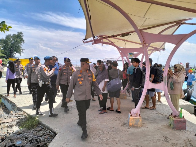 Jelang Malam Takbir,  Kapolres Kepulauan Seribu mengecek kesiapan personel pengamanan di 5  Pospam wilayah Kepulauan Seribu