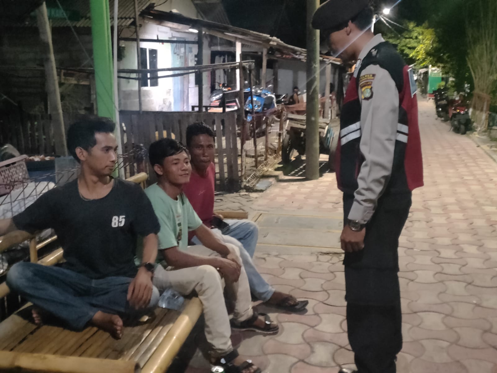 Patroli Malam Dialogis: Polsek Kepulauan Seribu Utara Himbau Remaja Pulau Kelapa Jaga Kondusifitas Pasca-Pemilu