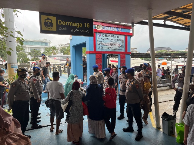 Pengamanan Dermaga Marina oleh Polres Kep. Seribu, 124 Penumpang Wajib Scan PeduliLindungi