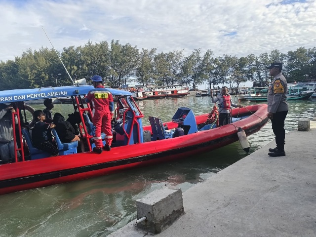 Aksi Heroik Anggota Polres Kepulauan Seribu, Aipda Hendra Kristianda Evakuasi KM. Barok yang Alami Kerusakan di Perairan Pulau Tikus